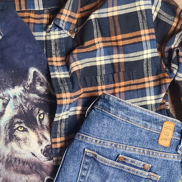 WAYS TO STYLE OUR CLOSET*BUNDLE DEALS AVAIL* - Picture 1 of 2